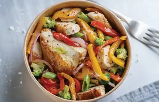 دستور تهیه خوراک مرغ و سبزیجات بخارپز؛ شام سبک و مقوی