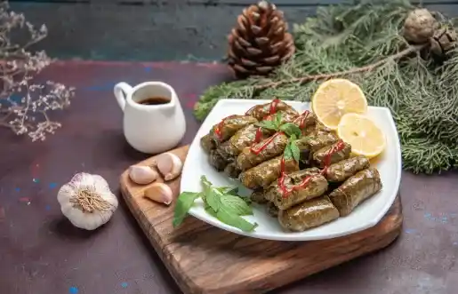 دستور تهیه دلمه برگ مو گیاهی؛ یک شام سبک و خوشمزه
