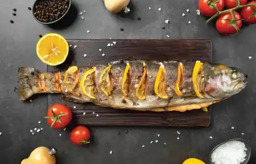 دستور تهیه ماهی کبابی با لیمو و سبزیجات؛ یک شام سبک و خوشمزه
