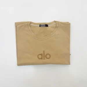 تی‌شرت ساده کرم با لوگوی برجسته alo