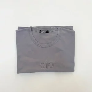 تیشرت کراپ زنانه طوسی با لوگوی دوخته شده alo